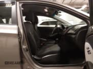 ✅ 2017 Hyundai Accent SE • VIN: KMHCT5AE0HU357108 • Lot: 43334897. Wystawiony na IAAI z przebiegiem 135 537 mil. Bezpłatny archiwum sprzedaży aukcyjnych z USA i szczegółowy raport historii pojazdu na DreamBid. Zdjęcie 5.