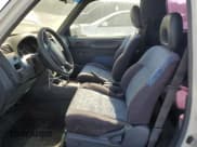 ✅ 1996 Toyota RAV4 • VIN: JT3XP10V3T0003091 • Lot: 58094785. Wystawiony na Copart z przebiegiem 191 385 mil. Bezpłatny archiwum sprzedaży aukcyjnych z USA i szczegółowy raport historii pojazdu na DreamBid. Zdjęcie 7.