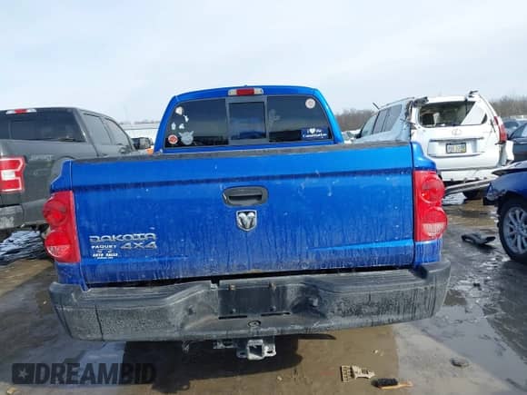 2008 Dodge Dakota SXT z VIN 1D7HW38K78S504060, wystawiony jako IAAI lot #41640644 z przebiegiem Nie podano mil oraz . Historia ofert i sprzedaży dostępna na DreamBid. Obrazek 16.