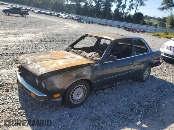 1984 BMW 3 Series z VIN WBAAK740XE9022606, wystawiony jako Copart lot #70671275 z przebiegiem Nie podano mil oraz Nie do naprawy • Non repairable. Historia ofert i sprzedaży dostępna na DreamBid. Obrazek 1.