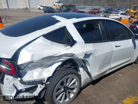 ✅ 2021 Tesla Model 3 Long Range • VIN: 5YJ3E1EB6MF902268 • Lot: 41837846. Wystawiony na IAAI z przebiegiem 37 041 mil. Bezpłatny archiwum sprzedaży aukcyjnych z USA i szczegółowy raport historii pojazdu na DreamBid. Zdjęcie 16.