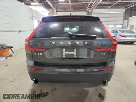 ✅ 2018 Volvo XC60 Momentum • VIN: LYVA22RK9JB073399 • Lot: 82436595. Wystawiony na Copart z przebiegiem 123 964 mil. Bezpłatny archiwum sprzedaży aukcyjnych z USA i szczegółowy raport historii pojazdu na DreamBid. Zdjęcie 6.