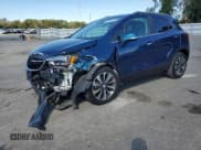✅ 2019 Buick Encore Essence • VIN: KL4CJCSM2KB812218 • Лот: 82446275. Опубликован ранее на Copart с пробегом 18 188 миль. Бесплатный доступ к архиву аукционных продаж из США и подробный отчёт об истории автомобиля на DreamBid. Изображение 1.