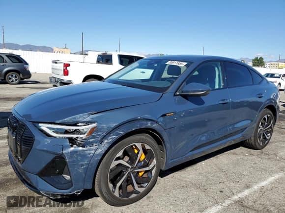 ✅ 2022 Audi e-tron Sportback Premium Plus • VIN: WA12AAGE2NB011584 • Лот: 85911655. Опубликован ранее на Copart с пробегом 24 446 миль. Бесплатный доступ к архиву аукционных продаж из США и подробный отчёт об истории автомобиля на DreamBid. Изображение 1.