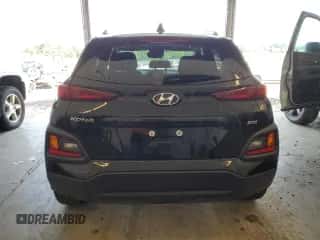 ✅ 2021 Hyundai Kona SEL Plus • VIN: KM8K6CAAXMU605802 • Lot: 64554863. Wystawiony na Copart z przebiegiem 45 123 mil mil. Skorzystaj z bezpłatnego archiwum sprzedaży aukcyjnych z USA i zobacz szczegółowy raport historii pojazdu na DreamBid. Zdjęcie 6.