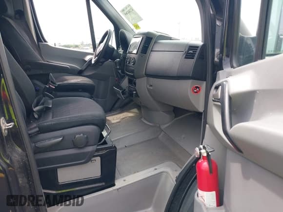 ✅ 2014 Mercedes-Benz Sprinter Passenger • VIN: WDZPE8CD1E5884005 • Lot: 43184369. Wystawiony na IAAI z przebiegiem 378 703 mil. Bezpłatny archiwum sprzedaży aukcyjnych z USA i szczegółowy raport historii pojazdu na DreamBid. Zdjęcie 5.