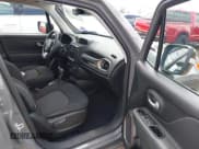 ✅ 2023 Jeep Renegade Latitude • VIN: ZACNJDB12PPP44149 • Lot: 42527332. Wystawiony na IAAI z przebiegiem 23 557 mil. Bezpłatny archiwum sprzedaży aukcyjnych z USA i szczegółowy raport historii pojazdu na DreamBid. Zdjęcie 5.