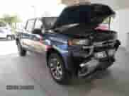 2022 Chevrolet Silverado 1500 LT z VIN 1GCPWCED0NZ157010, wystawiony jako IAAI lot #42592135 z przebiegiem 73 037 mil mil oraz . Historia ofert i sprzedaży dostępna na DreamBid. Obrazek 1.