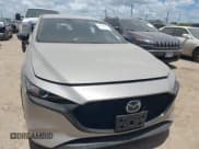 ✅ 2025 Mazda 3 S Select Sport • VIN: JM1BPAKM1S1752670 • Lot: 42561373. Wystawiony na IAAI z przebiegiem 24 294 mil. Bezpłatny archiwum sprzedaży aukcyjnych z USA i szczegółowy raport historii pojazdu na DreamBid. Zdjęcie 6.