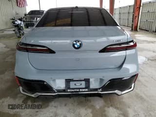 ✅ 2023 BMW i7 xDrive60 • VIN: WBY53EJ04PCM31425 • Lot: 59719113. Wystawiony na Copart z przebiegiem 5 414 mil. Bezpłatny archiwum sprzedaży aukcyjnych z USA i szczegółowy raport historii pojazdu na DreamBid. Zdjęcie 6.