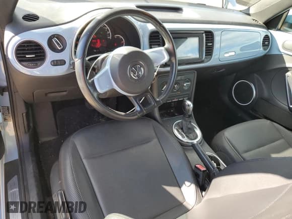 ✅ 2013 Volkswagen Beetle 2.5L • VIN: 3VW5X7AT9DM802047 • Lot: 92663085. Wystawiony na Copart z przebiegiem 101 697 mil. Bezpłatny archiwum sprzedaży aukcyjnych z USA i szczegółowy raport historii pojazdu na DreamBid. Zdjęcie 8.