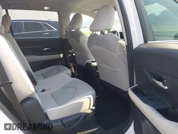 ✅ 2025 Toyota Highlander XLE • VIN: 5TDAAAB54SS082024 • Lot: 43028489. Listed on IAAI with 4,801 mi. Free auction sales archive from the USA and detailed vehicle history report at DreamBid. Image 8.