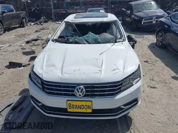 ✅ 2018 Volkswagen Passat SE • VIN: 1VWBA7A39JC025841 • Lot: 43307666. Wystawiony na IAAI z przebiegiem 104 158 mil. Bezpłatny archiwum sprzedaży aukcyjnych z USA i szczegółowy raport historii pojazdu na DreamBid. Zdjęcie 13.