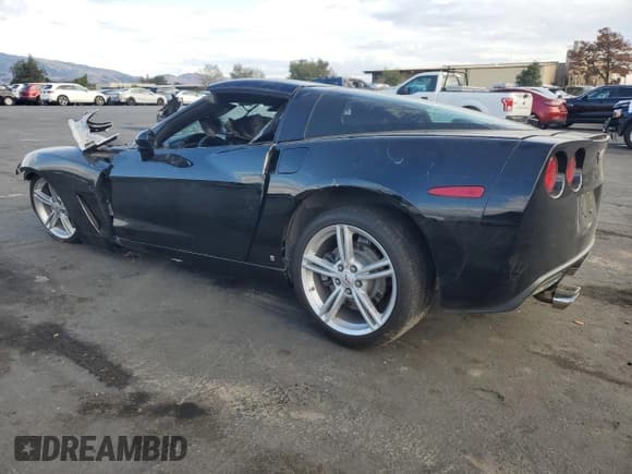 ✅ 2008 Chevrolet Corvette • VIN: 1G1YY26W085120844 • Lot: 85431835. Wystawiony na Copart z przebiegiem Nie podano. Bezpłatny archiwum sprzedaży aukcyjnych z USA i szczegółowy raport historii pojazdu na DreamBid. Zdjęcie 2.