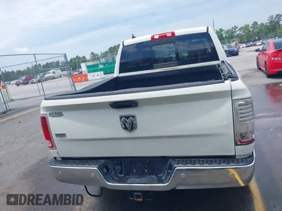 2017 Ram 1500 Laramie z VIN 1C6RR6NG9HS762336, wystawiony jako IAAI lot #42284369 z przebiegiem 213 735 mil mil oraz . Historia ofert i sprzedaży dostępna na DreamBid. Obrazek 16.