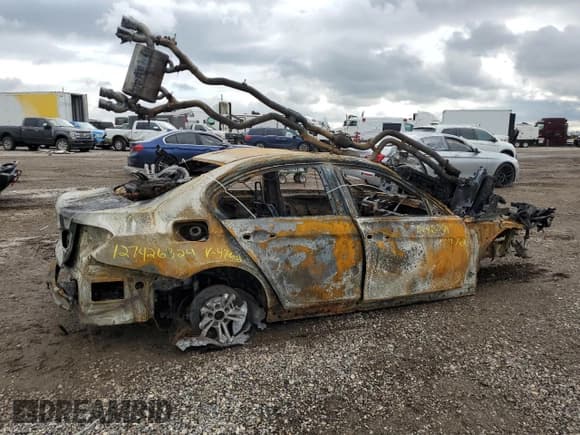 ✅ 2017 BMW M3 • VIN: WBS8M9C59H5G84768 • Lot: 71323284. Listed on Copart with Not provided. Free auction sales archive from the USA and detailed vehicle history report at DreamBid. Image 3.