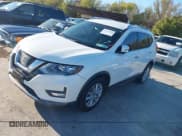 ✅ 2017 Nissan Rogue SV • VIN: KNMAT2MT6HP592082 • Lot: 43793189. Wystawiony na IAAI z przebiegiem 141 334 mil. Bezpłatny archiwum sprzedaży aukcyjnych z USA i szczegółowy raport historii pojazdu na DreamBid. Zdjęcie 2.