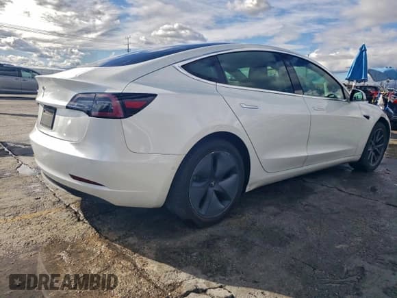 ✅ 2019 Tesla Model 3 Mid Range • VIN: 5YJ3E1EA6KF483620 • Лот: 93518285. Опубликован ранее на Copart с пробегом 74 252 миль. Бесплатный доступ к архиву аукционных продаж из США и подробный отчёт об истории автомобиля на DreamBid. Изображение 3.