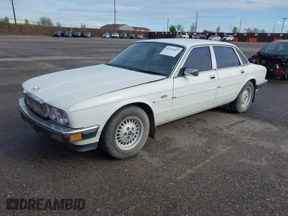 ✅ 1989 Jaguar XJ • VIN: SAJHY1541KC567978 • Lot: 42153607. Listed on IAAI with 74,202 mi. Free auction sales archive from the USA and detailed vehicle history report at DreamBid. Image 2.