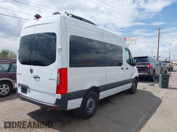 ✅ 2025 Mercedes-Benz Sprinter Passenger • VIN: W1Z4KFHY7SP819064 • Lot: 42761776. Wystawiony na IAAI z przebiegiem 1 985 mil. Bezpłatny archiwum sprzedaży aukcyjnych z USA i szczegółowy raport historii pojazdu na DreamBid. Zdjęcie 4.