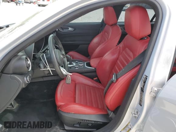 ✅ 2022 Alfa Romeo Giulia • VIN: ZARFAMAN3N7662989 • Lot: 91360545. Wystawiony na Copart z przebiegiem 42 336 mil. Bezpłatny archiwum sprzedaży aukcyjnych z USA i szczegółowy raport historii pojazdu na DreamBid. Zdjęcie 7.