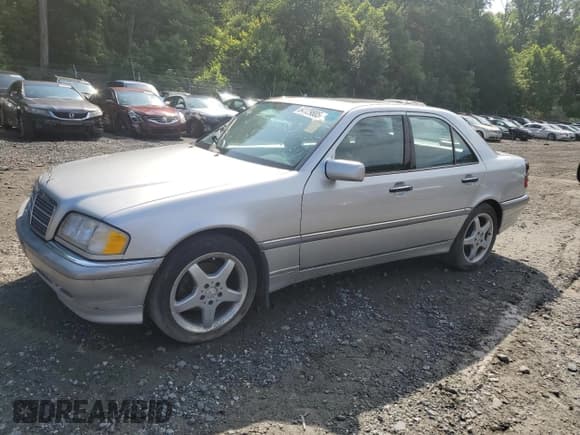 ✅ 1998 Mercedes-Benz C 230/260/280/320 • VIN: WDBHA23G6WA554827 • Lot: 64129885. Wystawiony na Copart z przebiegiem 135 990 mil. Bezpłatny archiwum sprzedaży aukcyjnych z USA i szczegółowy raport historii pojazdu na DreamBid. Zdjęcie 1.