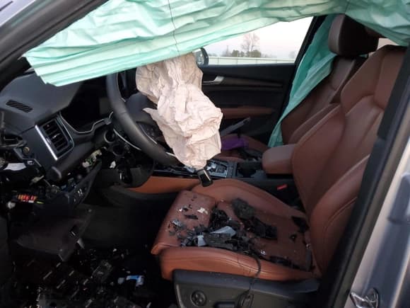 ✅ 2024 Audi Q5 Premium Plus • VIN: WA1BBAFY7R2021171 • Lot: 88626935. Wystawiony na Copart z przebiegiem Nie podano. Bezpłatny archiwum sprzedaży aukcyjnych z USA i szczegółowy raport historii pojazdu na DreamBid. Zdjęcie 7.