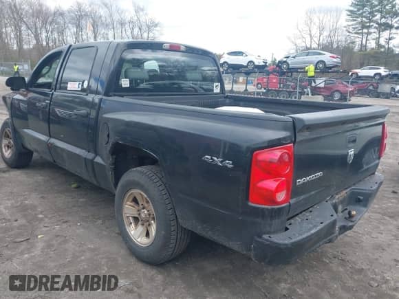 2008 Dodge Dakota SXT z VIN 1D7HW38K98S626841, wystawiony jako IAAI lot #42052680 z przebiegiem 194 127 mil mil oraz . Historia ofert i sprzedaży dostępna na DreamBid. Obrazek 3.