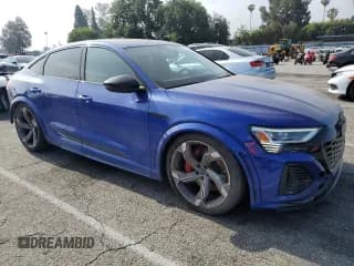 ✅ 2024 Audi SQ8 E-Tron • VIN: WA1BCBGE7RB038754 • Lot: 56419915. Wystawiony na Copart z przebiegiem 3 050 mil. Bezpłatny archiwum sprzedaży aukcyjnych z USA i szczegółowy raport historii pojazdu na DreamBid. Zdjęcie 4.