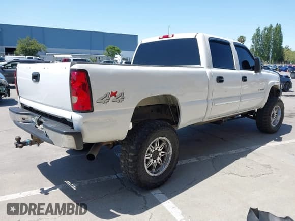 ✅ 2005 Chevrolet Silverado 2500HD LS • VIN: 1GCHK23U35F803784 • Lot: 42185294. Wystawiony na IAAI z przebiegiem 205 539 mil. Bezpłatny archiwum sprzedaży aukcyjnych z USA i szczegółowy raport historii pojazdu na DreamBid. Zdjęcie 4.