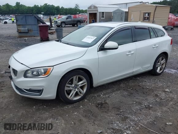 ✅ 2015 Volvo V60 T5 Drive-E Premier • VIN: YV140MEB8F1188282 • Lot: 42507317. Wystawiony na IAAI z przebiegiem 130 000 mil. Bezpłatny archiwum sprzedaży aukcyjnych z USA i szczegółowy raport historii pojazdu na DreamBid. Zdjęcie 2.