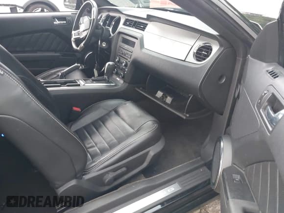 ✅ 2014 Ford Mustang V6 • VIN: 1ZVBP8AM5E5312911 • Lot: 43035945. Wystawiony na IAAI z przebiegiem 131 521 mil. Bezpłatny archiwum sprzedaży aukcyjnych z USA i szczegółowy raport historii pojazdu na DreamBid. Zdjęcie 5.