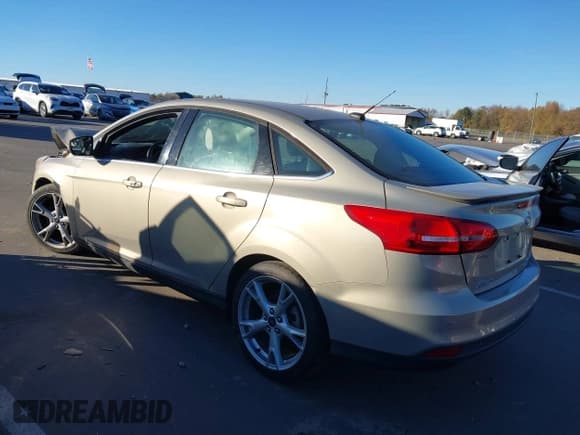 ✅ 2015 Ford Focus Titanium • VIN: 1FADP3J23FL304788 • Lot: 43670437. Wystawiony na IAAI z przebiegiem 155 474 mil. Bezpłatny archiwum sprzedaży aukcyjnych z USA i szczegółowy raport historii pojazdu na DreamBid. Zdjęcie 3.