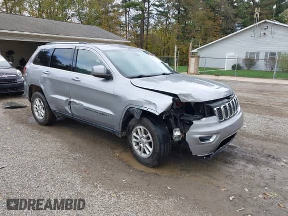 2020 Jeep Grand Cherokee Laredo E z VIN 1C4RJFAG7LC159295, wystawiony jako IAAI lot #43516949 z przebiegiem 80 838 mil mil oraz . Historia ofert i sprzedaży dostępna na DreamBid. Obrazek 1.