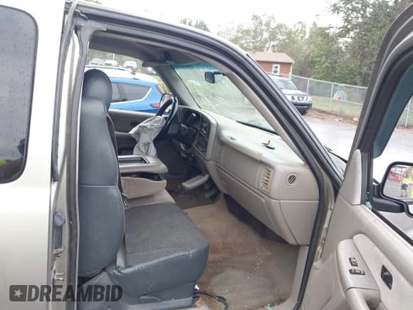 ✅ 2000 Chevrolet Silverado 2500 LS • VIN: 1GCGK29U0YE159139 • Lot: 43324253. Wystawiony na IAAI z przebiegiem 173 646 mil. Bezpłatny archiwum sprzedaży aukcyjnych z USA i szczegółowy raport historii pojazdu na DreamBid. Zdjęcie 5.