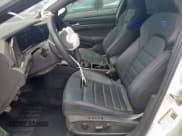 ✅ 2024 Volkswagen Golf R • VIN: WVWFB7CD3RW221551 • Lot: 63638675. Wystawiony na Copart z przebiegiem 5 035 mil. Bezpłatny archiwum sprzedaży aukcyjnych z USA i szczegółowy raport historii pojazdu na DreamBid. Zdjęcie 7.