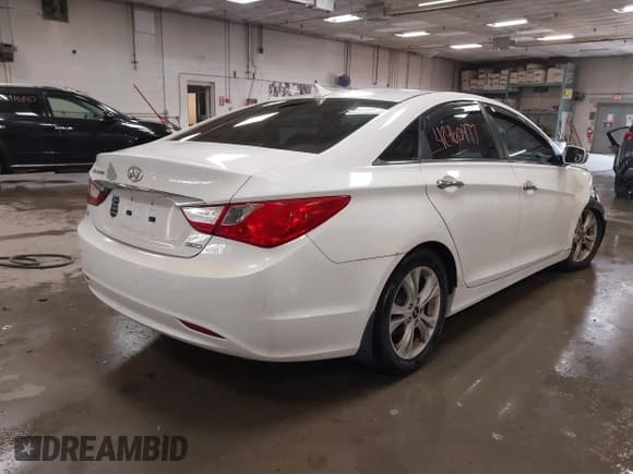 ✅ 2011 Hyundai Sonata Limited • VIN: 5NPEC4AC9BH035431 • Lot: 42960977. Listed on IAAI with 185,739 mi. Free auction sales archive from the USA and detailed vehicle history report at DreamBid. Image 4.