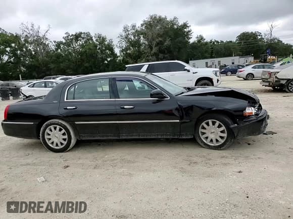 ✅ 2011 Lincoln Town Car Signature Limited • VIN: 2LNBL8CVXBX758787 • Lot: 81351495. Listed on Copart with 116,798 mi. Free auction sales archive from the USA and detailed vehicle history report at DreamBid. Image 13.