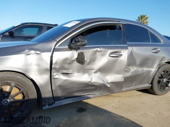 ✅ 2019 Mercedes-Benz A 220 • VIN: WDD3G4EB6KW033049 • Lot: 42211681. Wystawiony na IAAI z przebiegiem 35 186 mil. Bezpłatny archiwum sprzedaży aukcyjnych z USA i szczegółowy raport historii pojazdu na DreamBid. Zdjęcie 6.