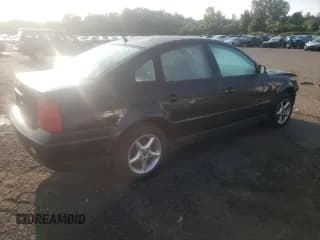 ✅ 1998 Volkswagen Passat • VIN: WVWMA63B0WE159272 • Lot: 68279244. Wystawiony na Copart z przebiegiem 162 107 mil. Bezpłatny archiwum sprzedaży aukcyjnych z USA i szczegółowy raport historii pojazdu na DreamBid. Zdjęcie 3.