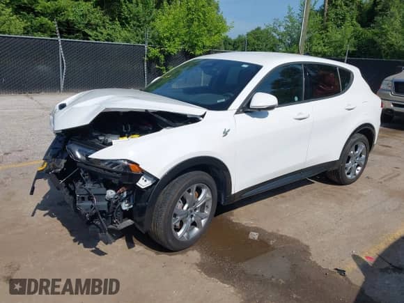 2024 Dodge Hornet R/T z VIN ZACPDFCW2R3A28421, wystawiony jako IAAI lot #42465763 z przebiegiem 34 761 mil mil oraz . Historia ofert i sprzedaży dostępna na DreamBid. Obrazek 2.