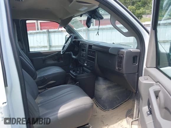 ✅ 2024 GMC Savana Cargo • VIN: 1GTW7AF7XR1197119 • Lot: 42821622. Wystawiony na IAAI z przebiegiem Nie podano. Bezpłatny archiwum sprzedaży aukcyjnych z USA i szczegółowy raport historii pojazdu na DreamBid. Zdjęcie 5.