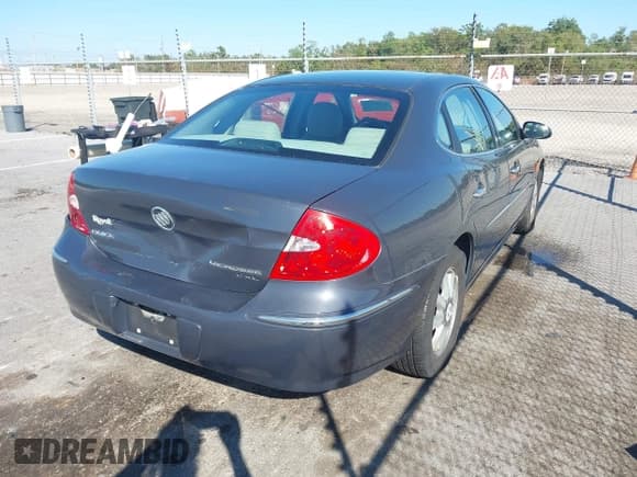 ✅ 2008 Buick LaCrosse CXL • VIN: 2G4WD582X81207539 • Lot: 43640118. Listed on IAAI with 125,385 mi. Free auction sales archive from the USA and detailed vehicle history report at DreamBid. Image 4.