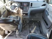 ✅ 2017 Toyota Sienna LE Auto Access Seat • VIN: 5TDKZ3DC8HS888011 • Lot: 91721535. Wystawiony na Copart z przebiegiem 70 606 mil. Bezpłatny archiwum sprzedaży aukcyjnych z USA i szczegółowy raport historii pojazdu na DreamBid. Zdjęcie 8.