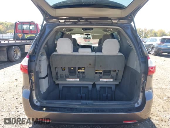 ✅ 2015 Toyota Sienna LE • VIN: 5TDKK3DC9FS685243 • Lot: 43544206. Wystawiony na IAAI z przebiegiem 263 121 mil. Bezpłatny archiwum sprzedaży aukcyjnych z USA i szczegółowy raport historii pojazdu na DreamBid. Zdjęcie 17.