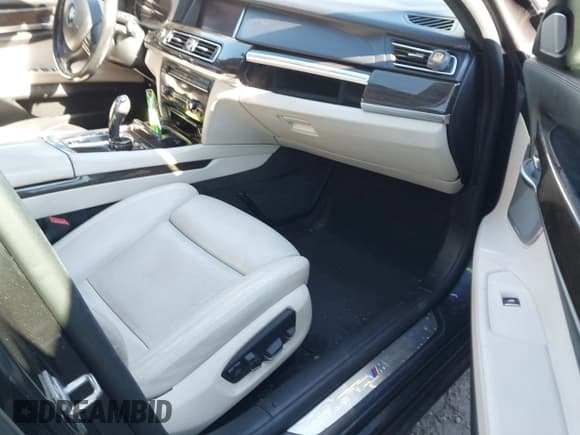 ✅ 2014 BMW 7 Series 750i xDrive • VIN: WBAYB6C50ED224499 • Lot: 43847043. Wystawiony na IAAI z przebiegiem 162 265 mil. Bezpłatny archiwum sprzedaży aukcyjnych z USA i szczegółowy raport historii pojazdu na DreamBid. Zdjęcie 5.