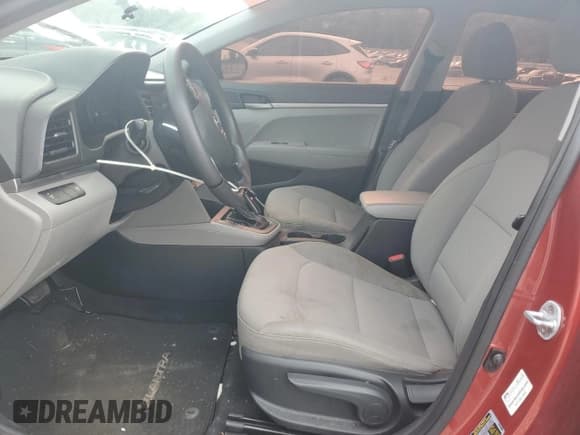 ✅ 2019 Hyundai Elantra SE • VIN: 5NPD74LF2KH471822 • Lot: 70693915. Listed on Copart with 94,832 mi. Free auction sales archive from the USA and detailed vehicle history report at DreamBid. Image 7.