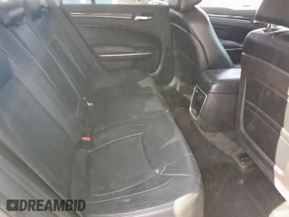 ✅ 2015 Chrysler 300 Limited • VIN: 2C3CCAAG4FH930336 • Lot: 80517205. Wystawiony na Copart z przebiegiem 70 232 mil. Bezpłatny archiwum sprzedaży aukcyjnych z USA i szczegółowy raport historii pojazdu na DreamBid. Zdjęcie 10.