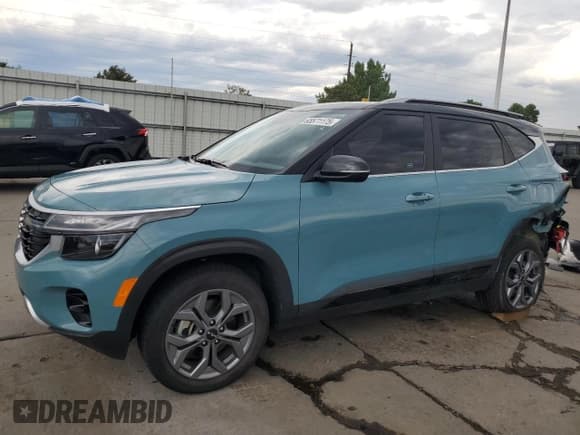 ✅ 2024 Kia Seltos S • VIN: KNDEUCAA0R7637610 • Lot: 65571175. Wystawiony na Copart z przebiegiem 18 576 mil. Bezpłatny archiwum sprzedaży aukcyjnych z USA i szczegółowy raport historii pojazdu na DreamBid. Zdjęcie 1.