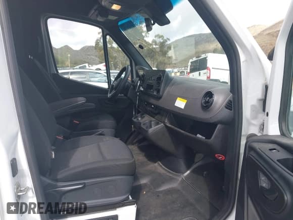 ✅ 2022 Mercedes-Benz Sprinter Cargo • VIN: W1Y4EBHY8NT108294 • Lot: 41569188. Wystawiony na IAAI z przebiegiem 140 854 mil. Bezpłatny archiwum sprzedaży aukcyjnych z USA i szczegółowy raport historii pojazdu na DreamBid. Zdjęcie 5.